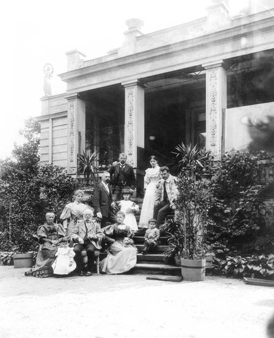 Max Klinger with his family in front of the house of his parents in Leipzig, Karl-Heine-Strasse 2 (garden side) by Hermann Walter